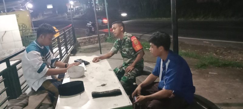 Sambil Patroli Malam, Babinsa Lakukan Komsos Bersama Warga/ FOTO : Istimewa