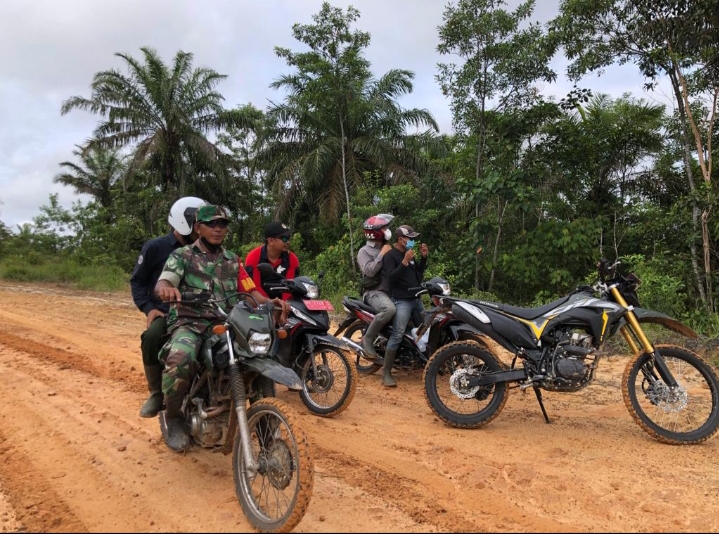 Babinsa Bersama Manggala Agni Gelar Patroli dan Sosialisasi Karhutla Di Wilayah Binaan/ FOTO : Istimewa