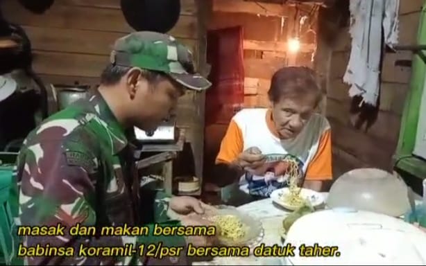 Masuk Dapur Warga, Babinsa Berbagi Rejeki dan Pererat Silaturahmi/ FOTO : Istimewa