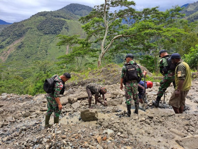 Satgas Yonif Raider 142/KJ Bersama Warga Perbaiki Jalan Yang Putus/ FOTO : Dok. Pendam Sriwijaya