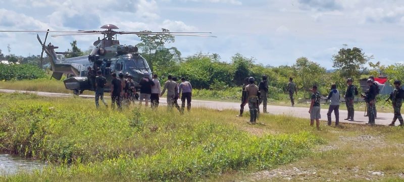 Tim Gabungan TNI-Polri Berhasil Evakuasi 15 Pekerja Yang Akan Dibunuh Kelompok Egianus Kogoya/ FOTO : Pendam XVII/ Cen