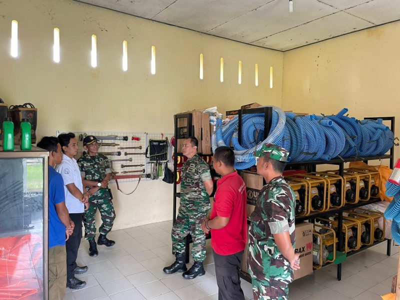 Danramil Suak Kandis Dampingi Kasiops Kasrem 042/Gapu Cek Sarpras Alat Damkar Karhutla/ FOTO : dimjbi