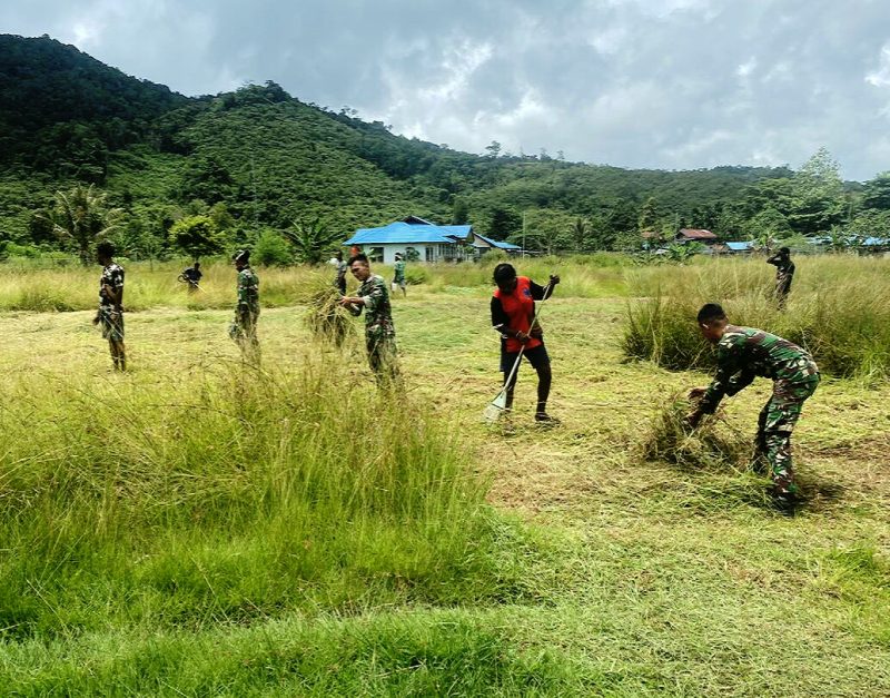 Bangkitkan Semangat Pemuda, Satgas Yonif Raider 142/KJ Melaksanakan Karya Bhakti Bersihkan Lapangan Sepak Bola di Kampung Dabra/ FOTO : ISTIMEWA