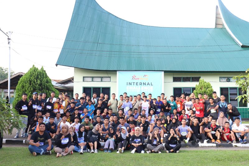 Dandim 0309/Solok, Lepas Peserta Lomba Lari 10 K Bareh Randang Internal Challenge l/ FOTO : Istimewa