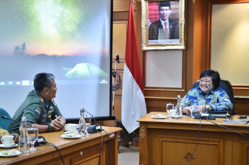 Menteri Lingkungan Hidup dan Kehutanan (LHK), Siti Nurbaya melakukan pertemuan dengan Panglima Komando Daerah Militer (Pangdam) III/Siliwangi, Mayor Jenderal TNI Kunto Arief Wibowo di Manggala Wanabakti, Jakarta (16/2/2023)./ FOTO : Istimewa