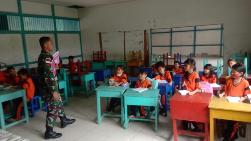 Peduli Cerdaskan Generasi Penerus Bangsa, Satgas Pamtas Yonif 645/GTY Bantu Menjadi Tenaga Pendidik SD Perbatasan/ FOTO : ISTIMEWA