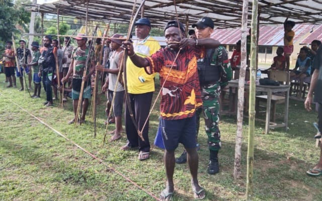 Lestarikan Budaya Lokal, Satgas Yonif 143/TWEJ Gelar Pertandingan Jubi Di Papua