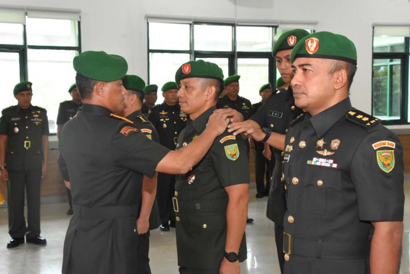 Danrem 044/Gapo Brigjen TNI M Naudi Nurdika, S.I.P., M.Si., M.Tr (Han), memimpin sertijab Dandim 0418/Palembang Kolonel Inf Sumarlin Marzuki, S.E kepada Letnan Kolonel Czi Arief Hidayat, M.Han., di Aula Makorem 044/Gapo (Lantai II), Jalan Jenderal Sudirman KM 4.5 Palembang, Kamis (23/2/2023). / FOTO : Penremgapo