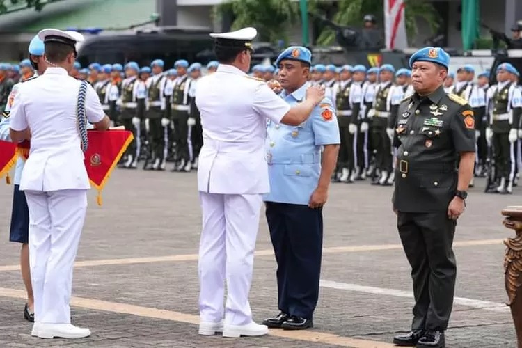 Panglima TNI Laksamana Yudo Margono memimpin upacara serah terima jabatan Danpaspampres. Jabatan Komandan Paspampres diserahterimakan dari Marsda TNI Wahyu Hidayat Sudjatmiko kepada Mayjen Rafael Granada Baay./ FOTO : Istimewa