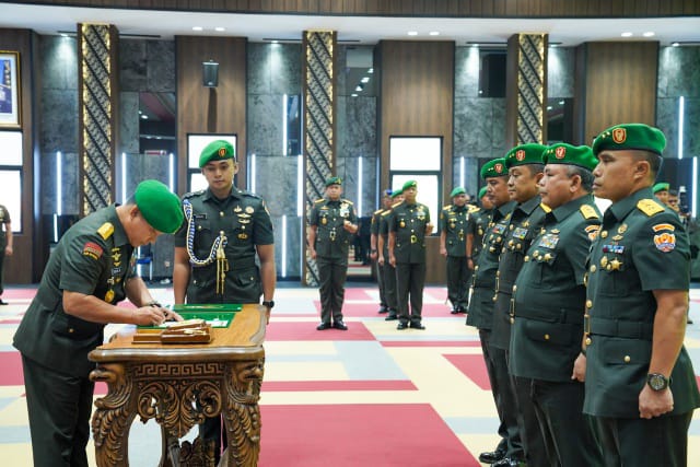 Kasad Jenderal TNI Dr. Dudung Abdurachman pimpin acara Sertijab Asintel dan Aslog Kasad
bertempat di gedung AH Nasution Mabesad Selasa (28/2/2023)./ FOTO : Dispenad
