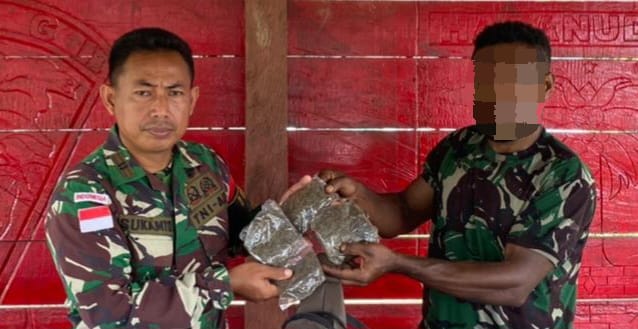 Warga Serahkan Tas Berisi Ganja Kepada Satgas Yonif 143/TWEJ/ FOTO : Dok. Pendam II/Swj