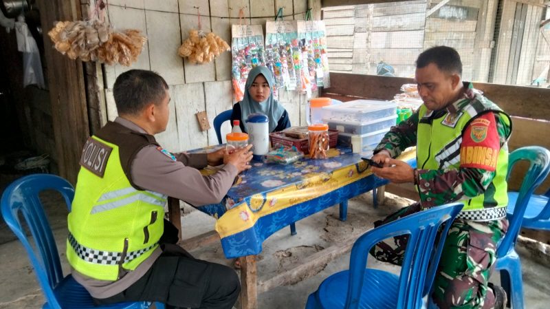 Warung Kopi Sebagai Sarana Komsos Babinsa dan Bhabinkamtibmas Bersama Warga/ FOTO : Dimjbi
