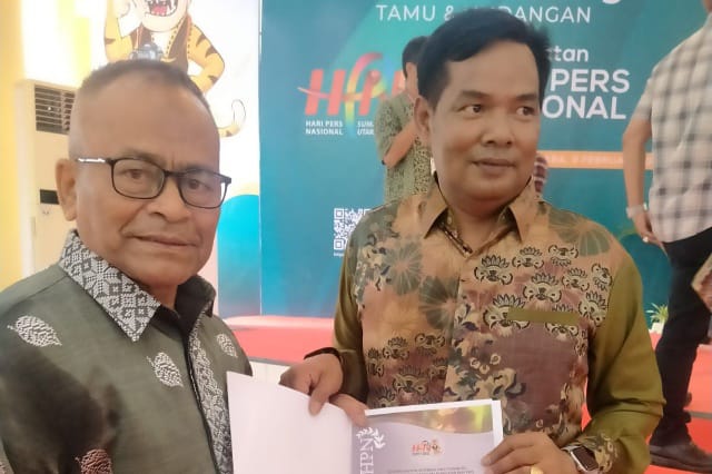 H. Atal S Depari, Ketua Umum PWI Pusat (kiri) dan Mukhtadi Putranusa Ketua Serikat Media Siber Indonesia (SMSI) Provinsi Jambi saat menerima 'Press Card Number One' (kanan)/ FOTO : Dok. Istimewa
