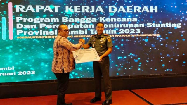 Dandim 0419/Tanjab Terima Piagam Penghargaan Atas Dukungan dan Kerjasama Dalam Percepatan Penurunan Stunting Dari BKKBN Provinsi Jambi/ FOTO : Istimewa