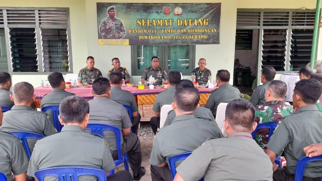 Komandan Kodim 0415/Jambi Kolonel Inf Marsal Denny saat memberikanb arahan kepada anggota Koramil 415-13/Mestong/ FOTO : Dok. Siterdim0415jambi