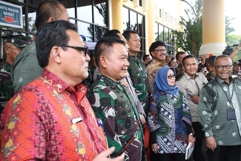 Kepala Staf Angkatan Darat (Kasad) Jenderal TNI Dr. Dudung Abdurachman saat bersama insan pers  pada Peringatan Puncak Hari Pers Nasional 2023 di Gedung Serba Guna Pemprov Sumut, Medan, Sumatera Utara, Kamis (9/2/2023)./ FOTO : Dok. Dispenad