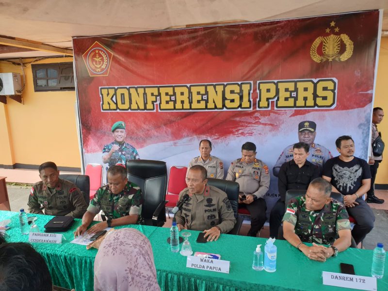 Pangdam XVII/Cenderawasih Mayjen TNI Muhammad Saleh Mustafa didampingi oleh Wakapolda Papua Brigjen Pol Ramdani Hidayat, S.H, Danpas Brimob III Korbrimob Polri Brigjen. Pol. Gatot Haribowo, S.I.K., M.A.P., dan Danrem 172/PWY Brigjen TNI J.O. Sembiring, S.H., S.E., M.M., melaksanakan jumpa pers di Polres Pelayanan Mimika, Jumat (10/2/2023)./ FOTO : Dok. Pendam XVII/Cen