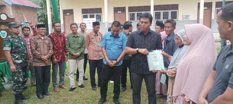 Danramil Muarabulian Hadiri Penyerahan Sertifikat Program PTSL Di Desa Serasah/ FOTO : Dok. Siterdim0415jambi