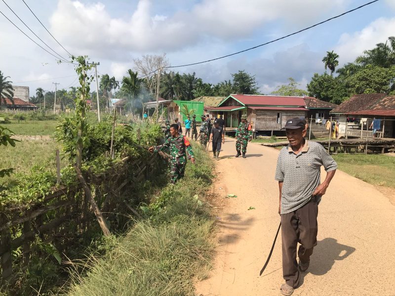 Babinsa Melaksanakan Jumat Bersih Bersama Warga Pulau Kayu Aro/ FOTO : Dok. siterdim0415jambi