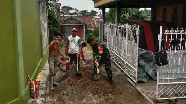 Serma Zaro'i Babinsa Kel. Beringin Koramil 12/Psr Dim 0415/Jambi bersama warga binaan di RT. 05 Kel. Beringin menimbun jalan sepanjang ± 30 Meter yang berlubang atau rusak/ FOTO : Dok. siterdim0415jambi