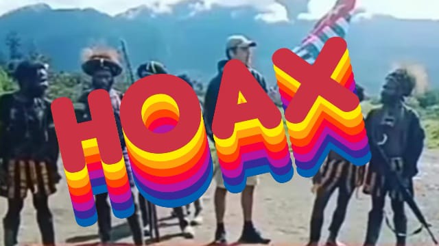 Foto seorang WNA 1 tahun silam  tengah berada di tengah-tengah sekelompok pria yang menggenggam senjata laras panjang/  FOTO : Ilustrasi