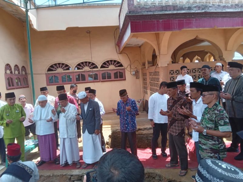 Danramil 06/Pijoan Hadiri Peletakan Batu Pertama Rehab Pembangunan Masjid Jami' At- Taqwa Desa Mendalo Indah/ FOTO : Dimjbi