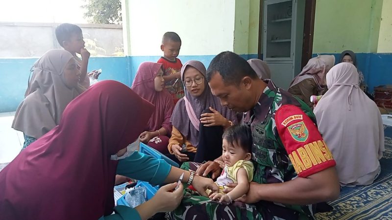 Dukung Program Mengatasi Stunting di Wilayah Binaan, Babinsa Bersinergi Bersama Bidan Desa/ FOTO : Dok. siterdim0415jambi