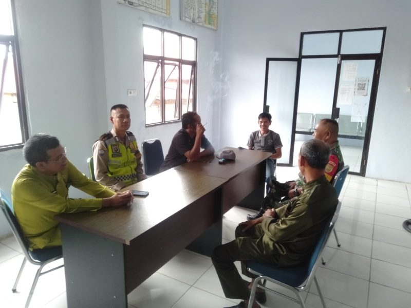 Babinsa Koramil 08/Danauteluk, Kodim 0415/Jambi, Sertu Syamsuri bersama Bhabinkamtibmas Polsek Danau Teluk Bripka Aan Tabroni, bantu menyelesaikan perselisihan faham yang terjadi antar warga RT. 05 Kel. Tanjung Pasir Kec. Danau Teluk, Kota Jambi, Kamis (11/02/2023) lalu./ FOTO : Dok. siterdim0415jambi