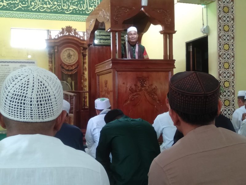 Serda Andreas Babinsa Salatiga dari Koramil 08/Mandor jadi Khatib di Mesjid Raya Mandor