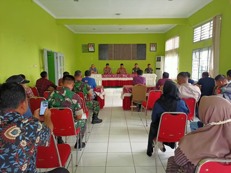 Babinsa Kelurahan Jelmu Koramil 07/Pelayangan Kodim 0415/Jambi Serma Widi Heri Wibowo menghadiri rapat pembentukan Karang Taruna bertempat di Kantor Kecamatan Pelayangan Kata Jambi, Sabtu (19/2/2023)./ FOTO : Istimewa