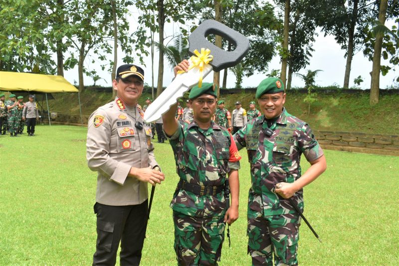 Danrem Wijayakusuma Berikan Penghargaan Babinsa Sumpiuh Tangkap Pelaku Curanmor/ FOTO : Dok. Dispenad