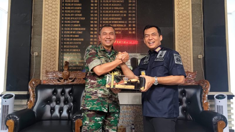Komandan Korem 163/Wira Satya Brigjen TNI Choirul Anam S.E, M.M (kiri) dan Dirjen Imigrasi Kemenkumham Bali Silmy Karim (kanan)