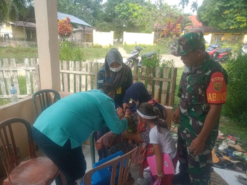 Dukung Pemerintah Cegah Stunting, Babinsa Koramil Muara Tembesi Aktif Dampingi Posyandu/ FOTO : Dok. siterdim0415jambi
