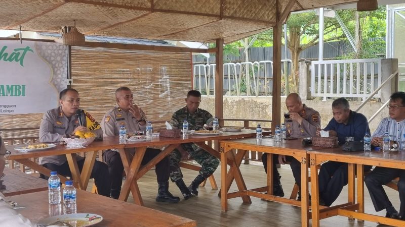 Danramil Sebapo Dampingi Kapolres Muarojambi Melaksanakan “Jum'at Curhat”/ FOTO : Dok. Rmlsbp