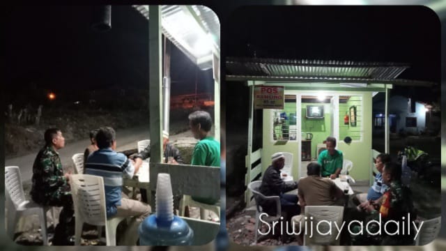 Di Pos ronda, Babinsa Koramil 10/JS Sertu Ilham Ingatkan Warga Waspada Aksi Geng Motor/ FOTO : Istimewa