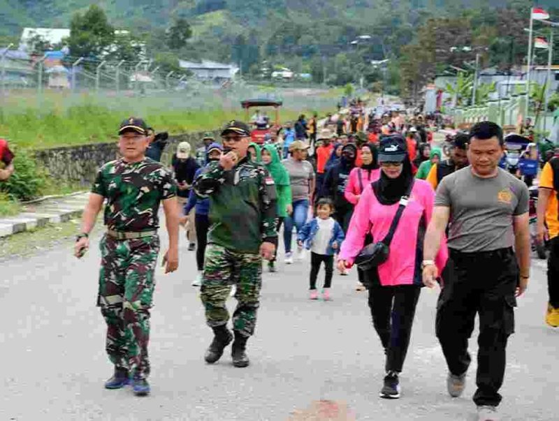 Gelar Olahraga Bersama, TNI Polri Dan Pemda Tolikara Perkuat Sinergitas/ FOTO : PENDAM II/SWJ