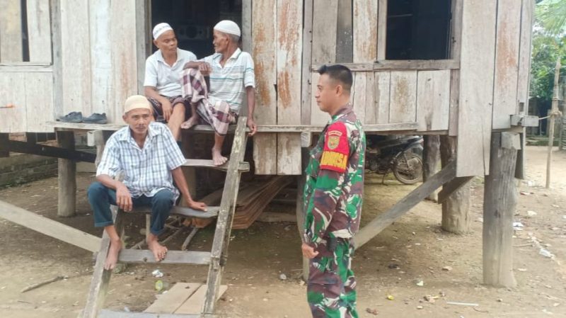 Sambangi Desa Dan Warga, Wujud Kehadiran Babinsa Serda Abd Rochim Ditengah Masyarakat/ 