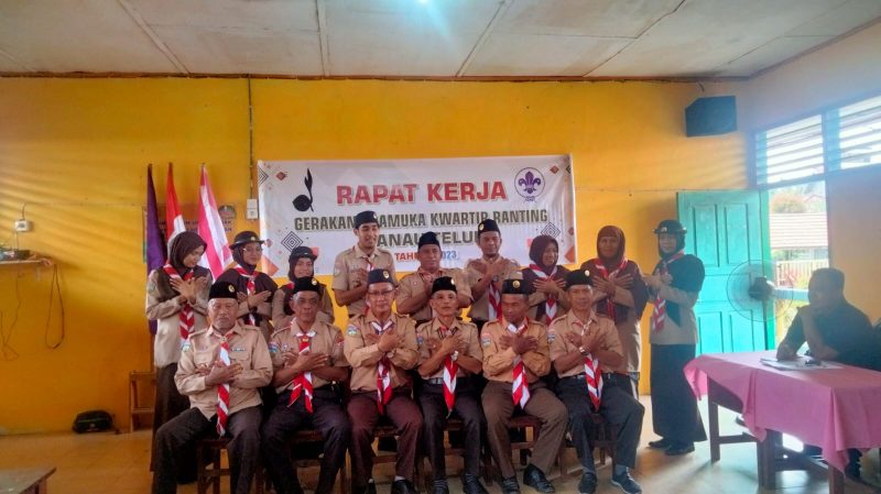Babinsa Koramil 415-08/Danau Teluk Kodim 0415/Jambi Sertu Raden Edi menghadiri rapat kerja gerakan Pramuka Kwartir Ranting (Kwaran) Kec. Danau Teluk Kota Jambi Tahun 2023, Sabtu (18/2/2023)./ FOTO : Istimewa