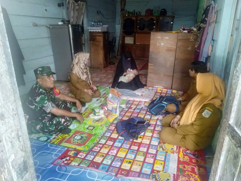 Aktif Cegah Stunting, Babinsa Koramil Jambi Selatan Dampingi Tim Balai Penyuluhan KB Jelutung/ FOTO : Dok. siterdim0415jambi