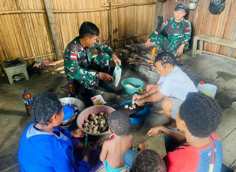 Tingkatkan Keakraban, Satgas Yonif 143/TWEJ Masuk Dapur Warga Perbatasan Papua/ FOTO : Dok. Pendam Sriwijaya