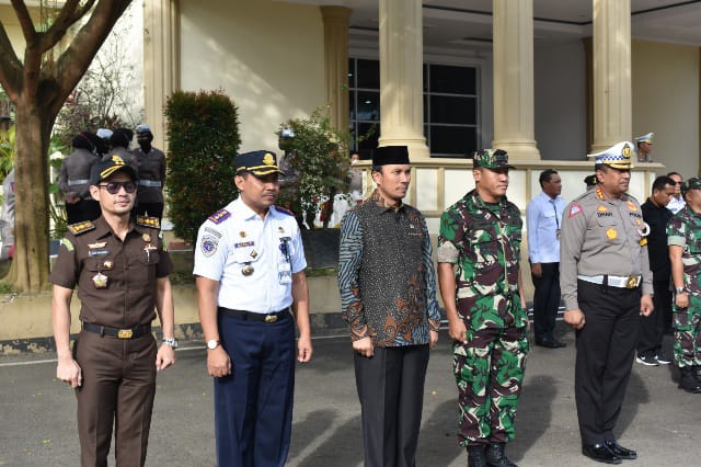 Kasrem 042/Gapu Kolonel Inf. Ali Aminuddin, S.E., M.M, menghadiri Apel Gelar Pasukan Operasi Keselamatan 2023 bertempat di lapangan Mapolda Jambi, Selasa (07/02/2023)./ FOTO : Penrem042gapu/Sriwijayadaily