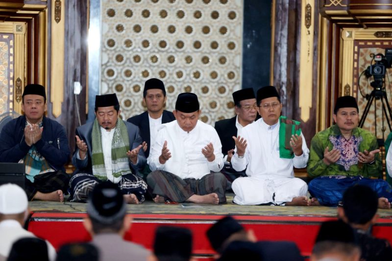 BERITA FOTO : Kasad Bersama Kyai Cholil Nafis Sholat Subuh Berjamaah dan Khotmul Quran di Masjid Agung Cianjur/ FOTO : DISPENAD