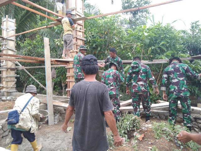 Prajurit Yonif 144/JY Bantu Warga Melaksanakan Pengecoran Tiang Masjid At- Tohit di Desa Padang Jawi/ FOTO : Pendam II Sriwijaya