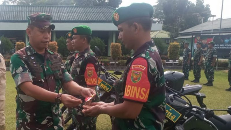 Kasdim 0415/Jambi Letkol Kav Dwi Joko Wicakson serahkan motor dinas bantuan Kemenhan RI untuk Babinsa bertempat di Makodim Jambi, Senin (13/02/2023)/ FOTO : Dok. silogdim0415jambi