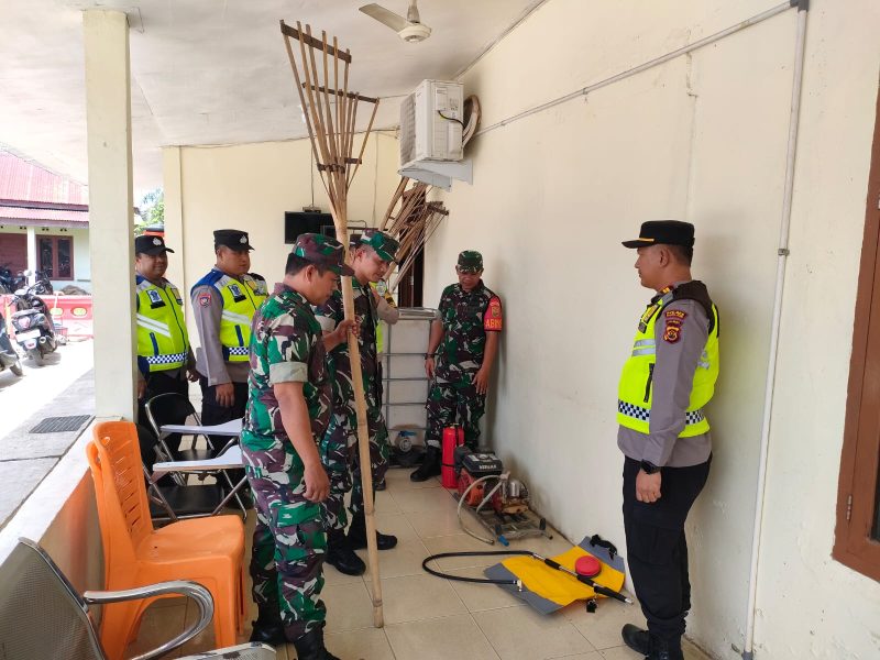 Babinsa dan Bhabinkamtibmas Cek alat peralatan antisipasi kebakaran hutan dan lahan, di Polsek Sekernan/ FOTO : siterdim0415jambi