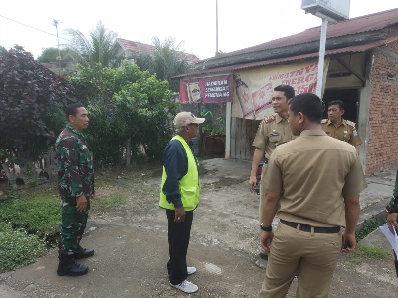 Babinsa Payoselincah Bersama Perangkat Kelurahan Cek Tapal Batas/ FOTO : Dok. siterdim0415jambi