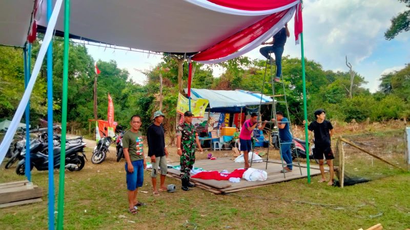 Jelang Turnamen, Babinsa Bantu Siapkan Lapangan Bola/ FOTO : Dok. siterdim0415jambi