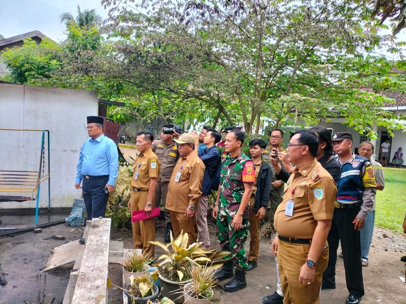 Babinsa Koramil 10/Jambi Selatan, dampingi Penyerahan Bantuan untuk Korban Kebakaran di Kel Eka Jaya Kec Paal Merah, Kota Jambi, Senin (13/02/2023)./ FOTO : Dok. siterdim0415jambi