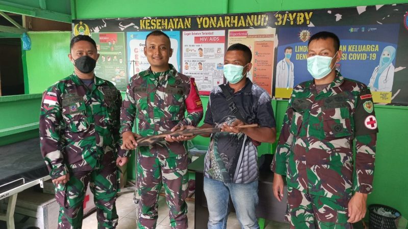 Satgas Satuan Organik Yonarhanud 3/Yby Terima 48 Pucuk Senjata Rakitan dan Senjata Organik Dari Warga Maluku Utara/ FOTO : dok. Puspen TNI