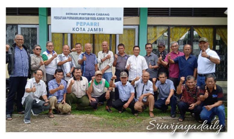 Foto bersama Ketua DPC Pepabri Kota Jambi dan Anggota/ FOTO : Dok. Istimewa